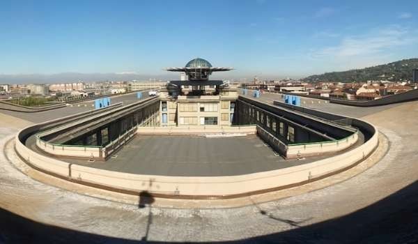 El edificio Lingotto de Fiat convertido en museo, estrena el jardín vertical más grande de Europa.