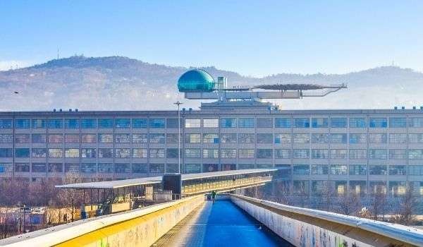 El edificio Lingotto de Fiat convertido en museo, estrena el jardín vertical más grande de Europa.